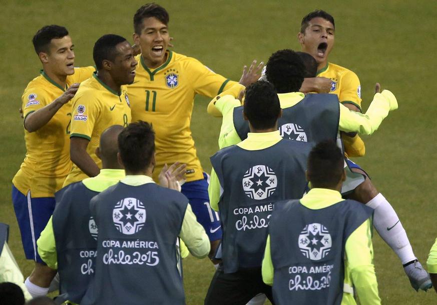 Nell&#39;ultima partita del girone C il Brasile batte il Venezuela per 2-1, con gol di Thiago Silva e Firmino e passa ai quarti da primo in classifica. Affronterà il Paraguay (Epa)